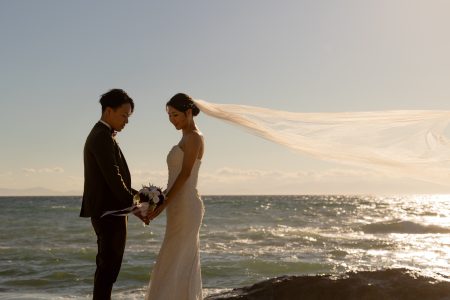 🌅【2025年最新版】今いちばん選ばれている前撮りは“ウェディングドレス×カラードレス”✨