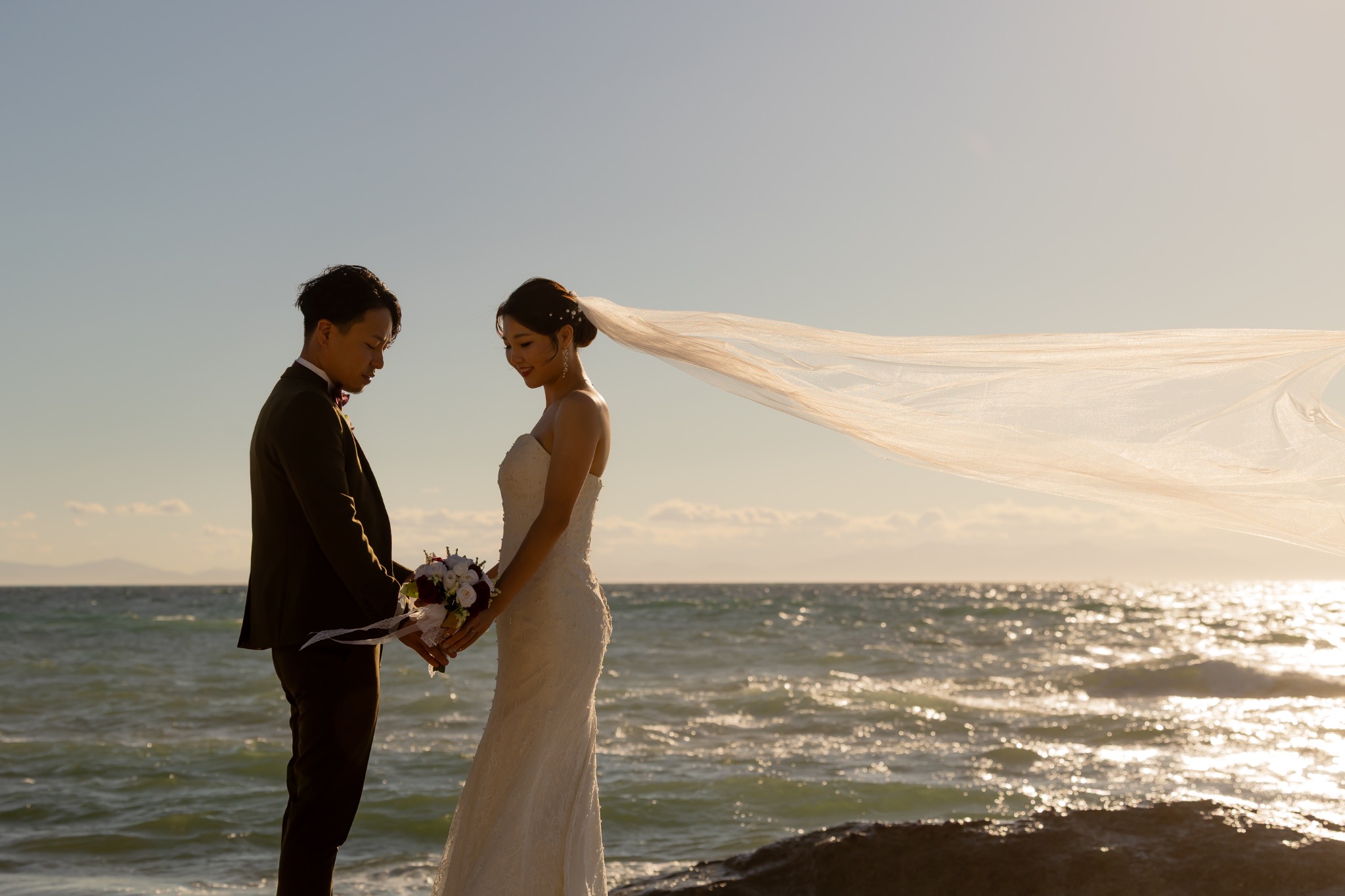 🌅【2025年最新版】今いちばん選ばれている前撮りは“ウェディングドレス×カラードレス”✨